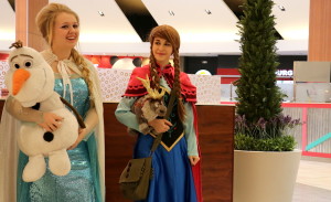 Middle Tennessee State University student Allie Phillips and Smyrna High School student Sami Kauffman vist visits Opry Mills Mall on Saturday, Jan. 31. (Dylan Skye Aycock/MTSU Sidelines)