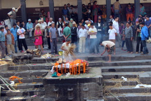 Pashupatinath: a Hindu high priest dressed in white leads a cremation on the royal platform. (MTSU Sidelines/ Elizabeth Enck)