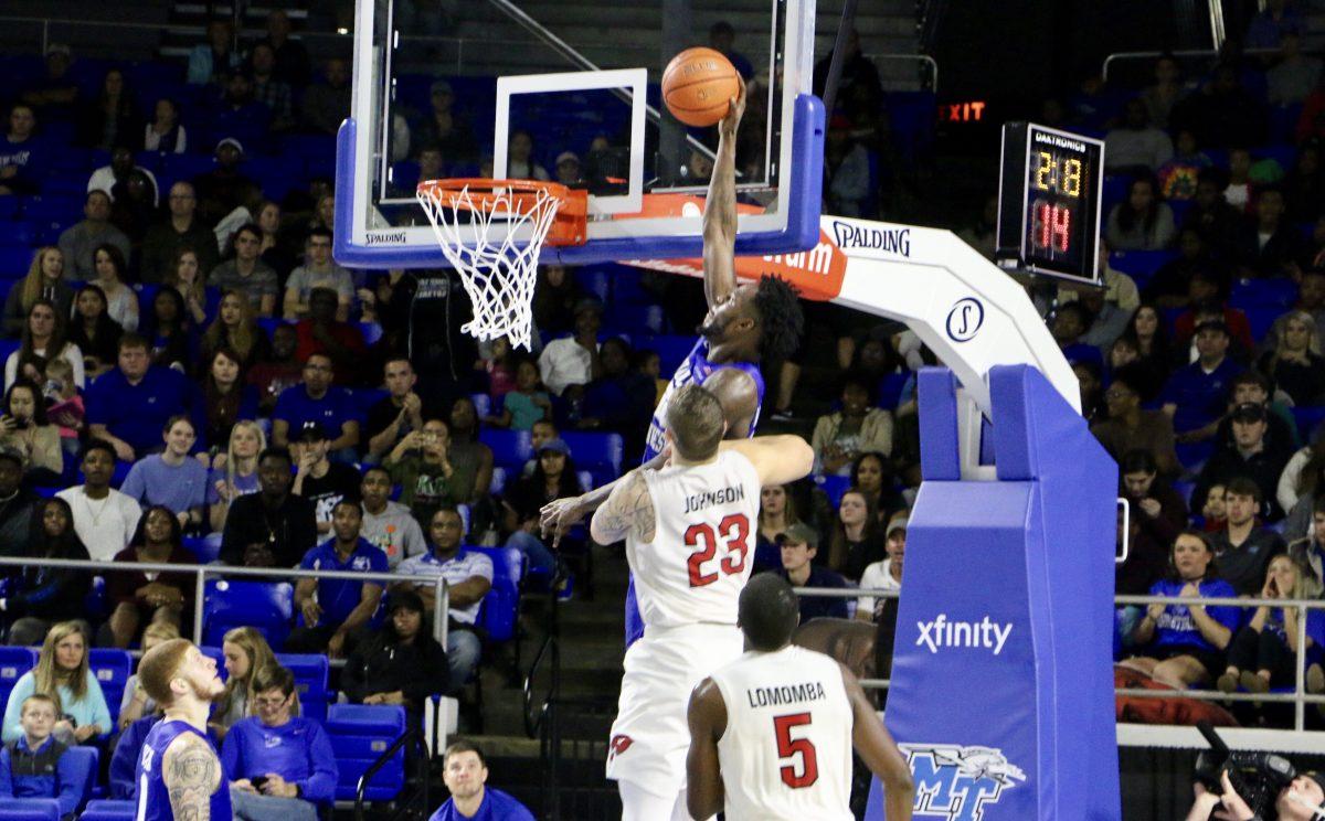 Williams dunk during WKU game 2017