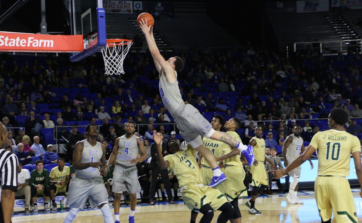 Upshaw dunks during game against UAB 2017