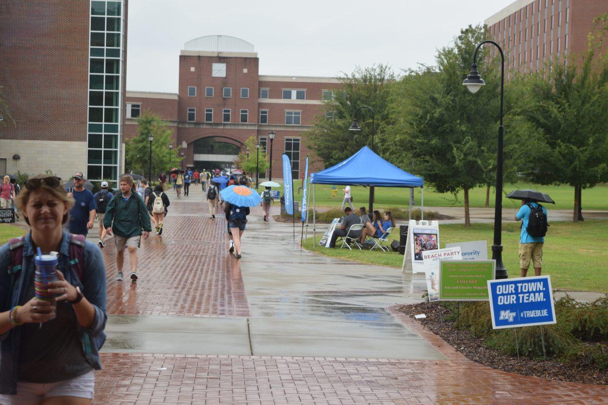 Students trek through the rain to arrive at their classes on Aug. 28, 2017. (Andrew Wigdor / MTSU Sidelines)