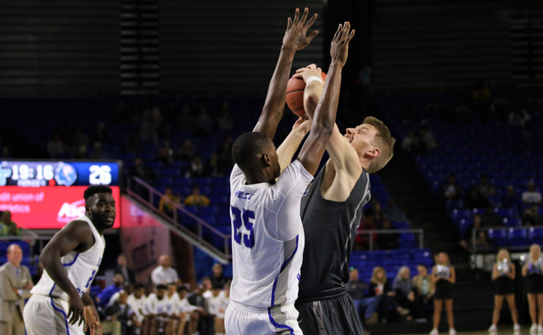Men’s Basketball: Blue Raiders win first road contest over Racers 72-67
