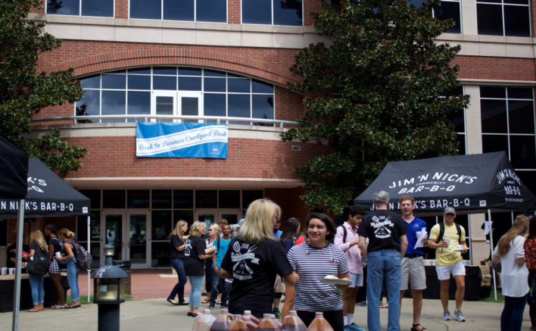 Jones College of Business hosts ‘Back to Business Courtyard Bash,’ welcomes students back to MTSU