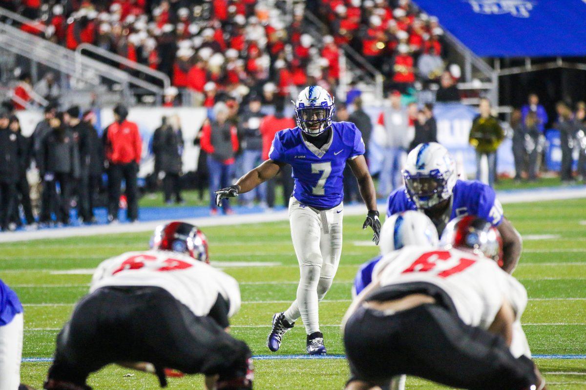 Javonte Moffatt keeps his eyes in the backfield before the snap on Nov. 2, 2018, in Murfreesboro, Tenn. (David Chamberlain / MTSU Sidelines)