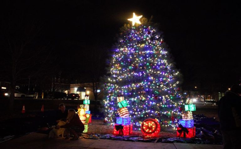 Hendersonville hosts annual Christmas tree lighting