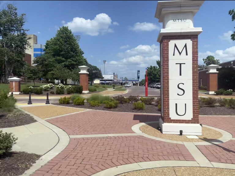 MTSU Customs Gets New Students Excited for College￼