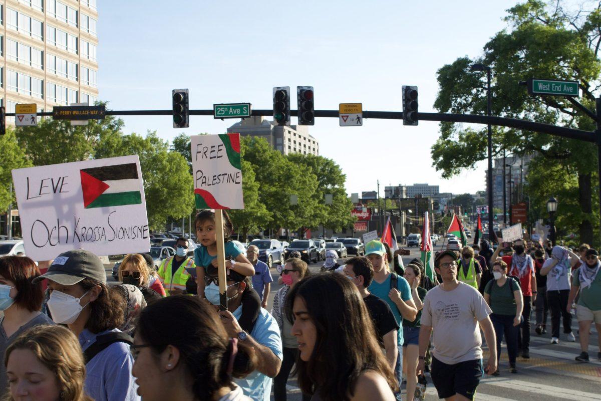 Protestors cross 25th Avenue South on their march down West End Avenue. (Taken by Noah McLane)