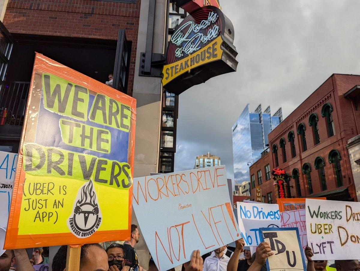 TDU members crowd the Broadway strip sidewalk as they lap around the 3rd and 5th Avenue intersections in Nashville, Tennessee, on Sept. 13. (Photo by Ethan Schmidt)