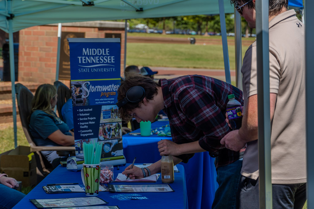  A student signing up to volunteer with MTSU’s Stormwater Program at the
MTSU V olunteer Fair in Murfreesboro, Tennessee on Tuesday, Sept. 30, 2025