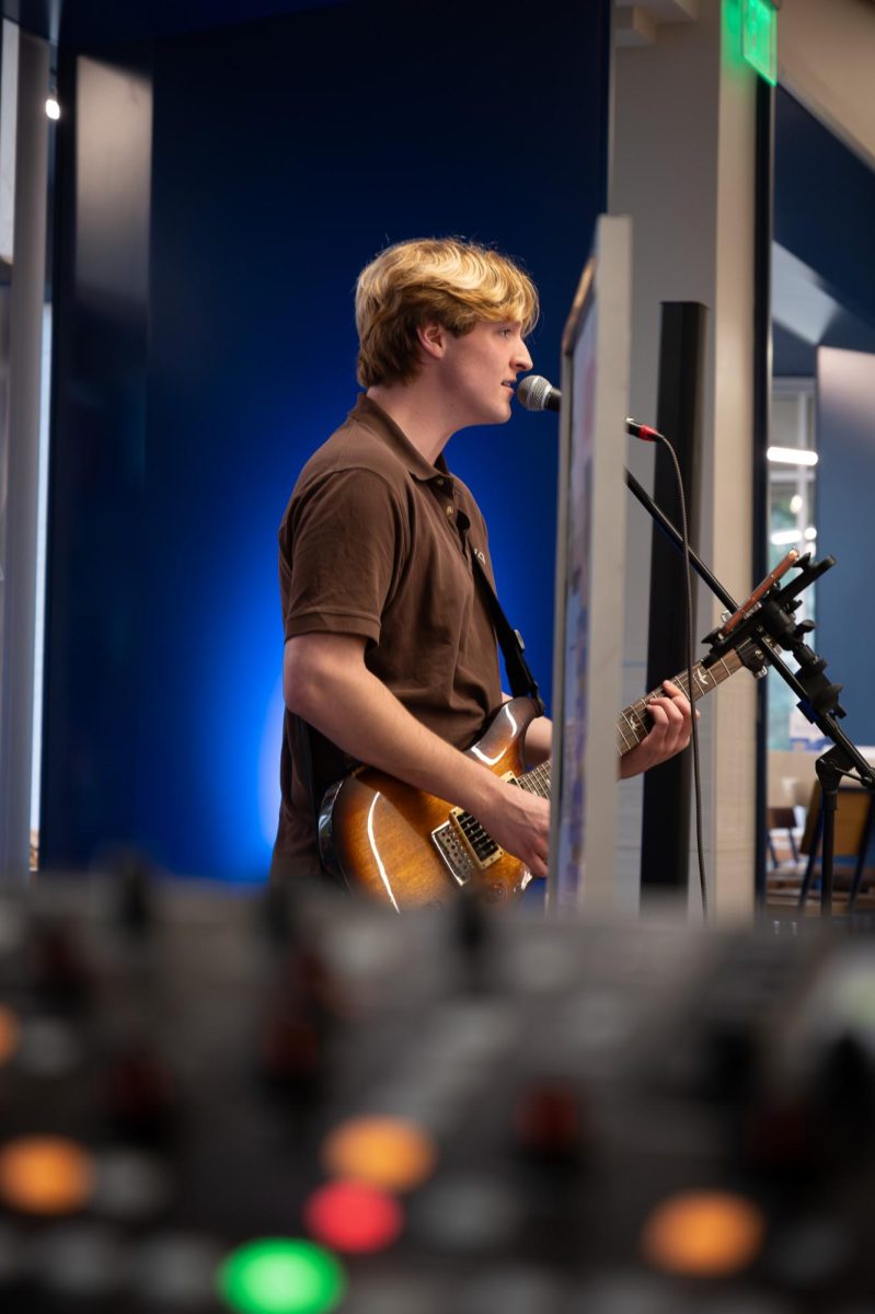 David Vandelay performs for students at McCallies dining hall on Mar. 30, 2026